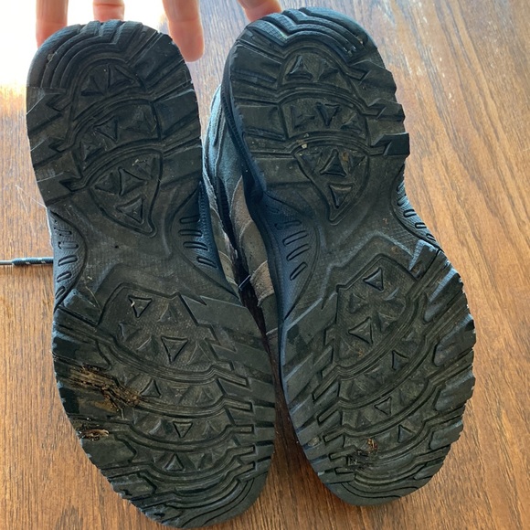 Rugged exposure hikers - Picture 8 of 8